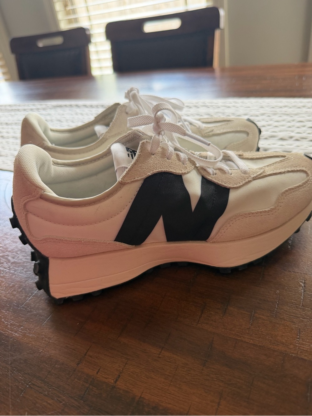New Balance 327 Sneaker (Women)
Size 8! Like New! - Picture 3 of 8
